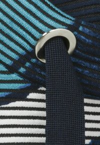 Blauw en zwart gestreepte stof met een donkerblauwe band die door een ronde zilveren metalen ring is geregen.