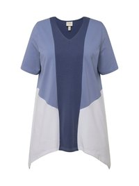 V-hals t-shirt i blå og hvid. Korte ærmer, farveblok design, hovedmaterialet er blødt bomuld med en glat tekstur, asymmetrisk kant.