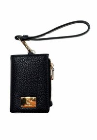Wallet a polso in pelle nera texturizzata con placca metallica dorata e chiusura a zip su sfondo bianco.