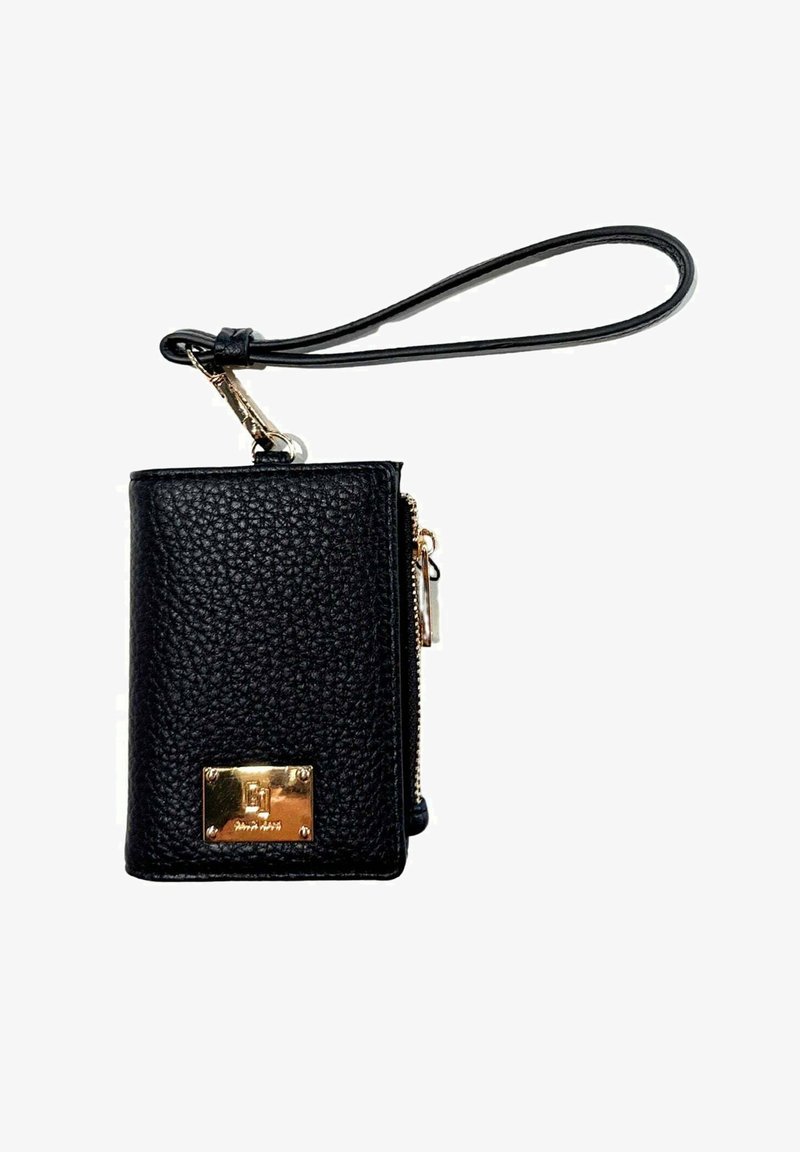 Wallet a polso in pelle nera texturizzata con placca metallica dorata e chiusura a zip su sfondo bianco.