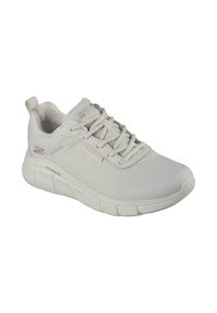 Zapatilla de deporte gris claro con parte superior de tela transpirable, collar acolchado, diseño con cordones y suela de goma texturizada. Se observan detalles impermeables.