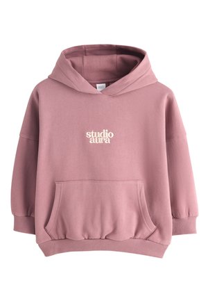 Børne-hættetrøje i mauve med front-kængurulomme og teksten "studio aura" trykt i hvidt på brystet.
