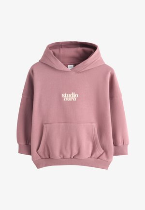 Sweat à capuche mauve pour enfants avec poche kangourou à l'avant et texte "studio aura" imprimé en blanc sur la poitrine.
