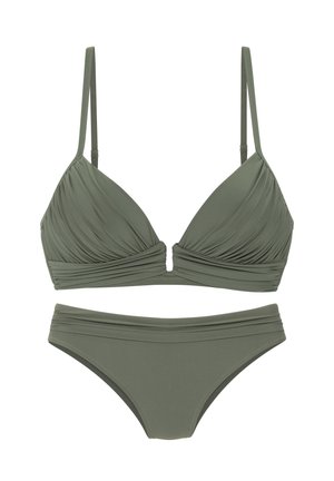 Tweedelig olijfgroen bikini met gerimpeld driehoekig topje en bijpassende low-rise broekjes op witte achtergrond.