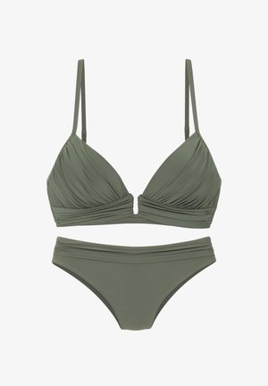 Zweiteiliger olivgrüner Bikini mit gerafftem dreieckigem Oberteil und passenden Bikinihöschen mit niedrigem Bund vor weißem Hintergrund.