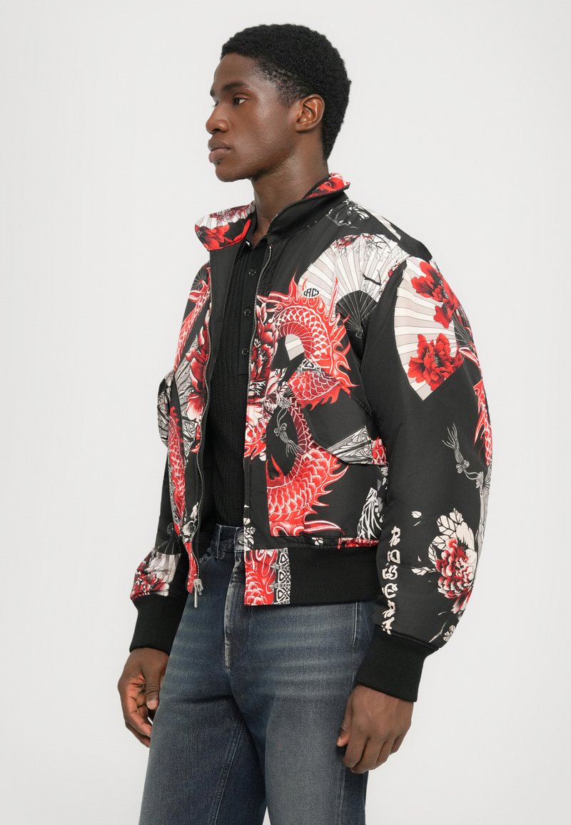 Veste bomber noire avec motifs de dragon rouge et de fleurs, fermeture éclair, poignets côtelés et coupe légèrement courte.