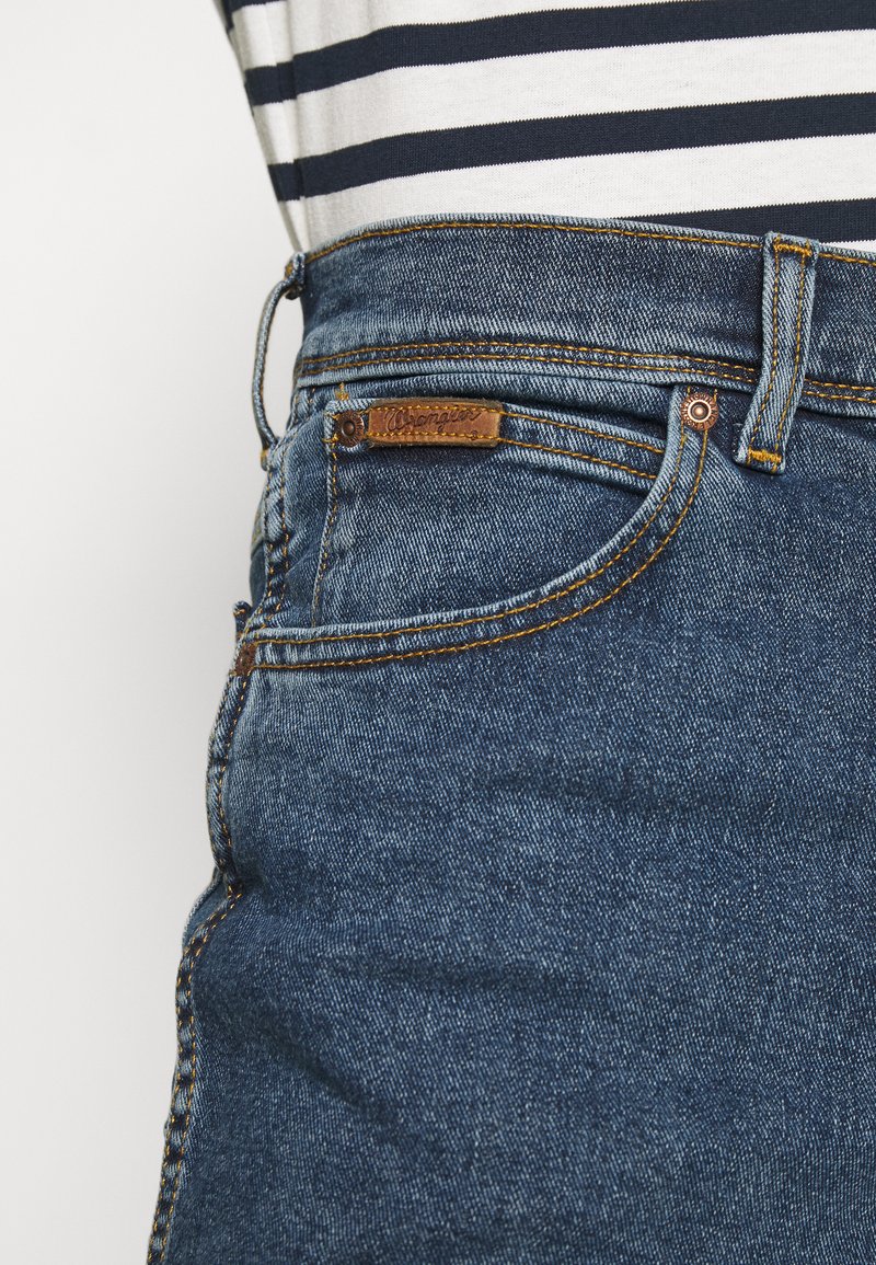 Wrangler Texas Jeans Uomo Elasticizzati, Regular Fit, Con Cintura Inclusa, Blu Scuro/Nero, 34W X 34L, Cotone Ed Elastan - 2