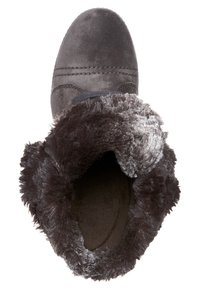 Bottine en daim gris avec une doublure en fourrure douce et foncée au niveau du col, arborant des détails de couture subtils et un design à bout rond.