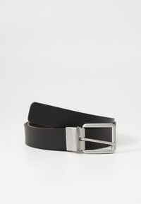 Zwarte leren riem met een zilveren rechthoekige gesp met een minimalistisch ontwerp en logo. Gladde textuur, platte vorm en duurzaam materiaal.