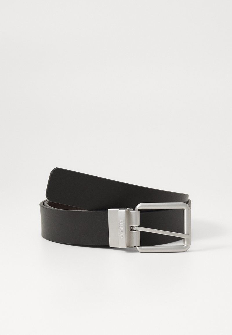 Zwarte leren riem met een zilveren rechthoekige gesp met een minimalistisch ontwerp en logo. Gladde textuur, platte vorm en duurzaam materiaal.