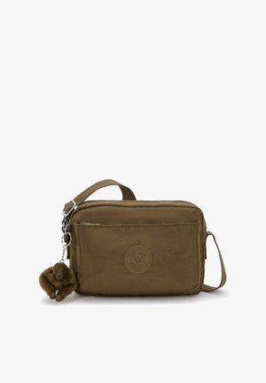 Braune, rechteckige Umhängetasche mit vorderer Reißverschlusstasche, verstellbarem Riemen, rundem Logopatch und kleinem Plüsch-Affen-Schlüsselanhänger.