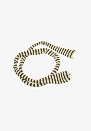 Dolga pletena ruta s črno-belimi vodoravnimi črtami, razporejena v ohlapen obroč na belem ozadju.