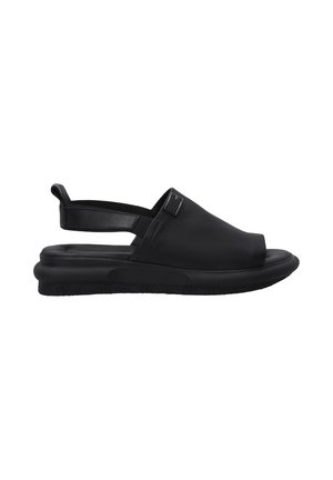 Zwarte sandalen met een open teenontwerp, gemaakt van soepel materiaal, met een slingbackriem en een gestructureerde zool voor grip.