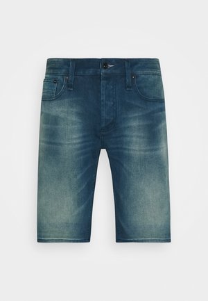 Jeansshorts mit ausgewaschenem Look, Knopfverschluss, Gürtelschlaufen und Vordertaschen, vor schlichtem Hintergrund präsentiert.