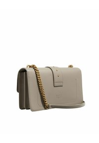 Borsa in pelle grigia con tracolla a catena, dettagli dorati, pattina superiore con borchie e forma strutturata con bordi a contrasto.