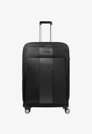 Maleta negra con exterior de tela texturizada y una franja de acento negra lisa. Cuenta con un asa telescópica y cuatro ruedas.