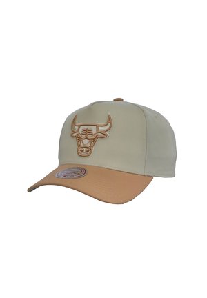 Gorra de béisbol beige y marrón claro con un logo de toro bordado en el frente y una pegatina en la visera.