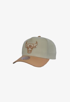 Gorra de béisbol beige y marrón claro con un logo de toro bordado en el frente y una pegatina en la visera.
