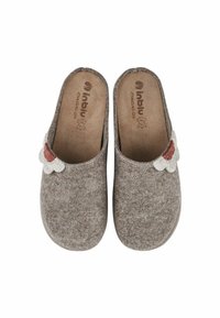 Un paio di pantofole grigie in feltro a slip-on, decorate sul lato esterno di ciascuna scarpa con un fiore bianco e rosso.
