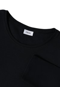 Zwarte katoenen T-shirt met een ronde halslijn en korte mouwen. Het label op de binnenkant van de hals leest "CECIL" en heeft een gladde textuur.