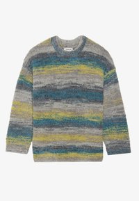Pull en maille gris et flou avec des rayures horizontales en turquoise, jaune et gris foncé. Encolure ronde et manches longues avec une finition texturée.