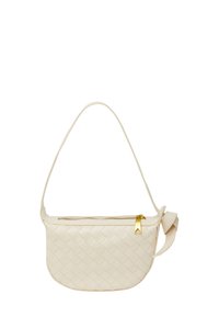 Vævet cremet læder skuldertaske med en buet form, guld lynlås hardware og en enkelt rem til skulder- eller crossbody-bæring.