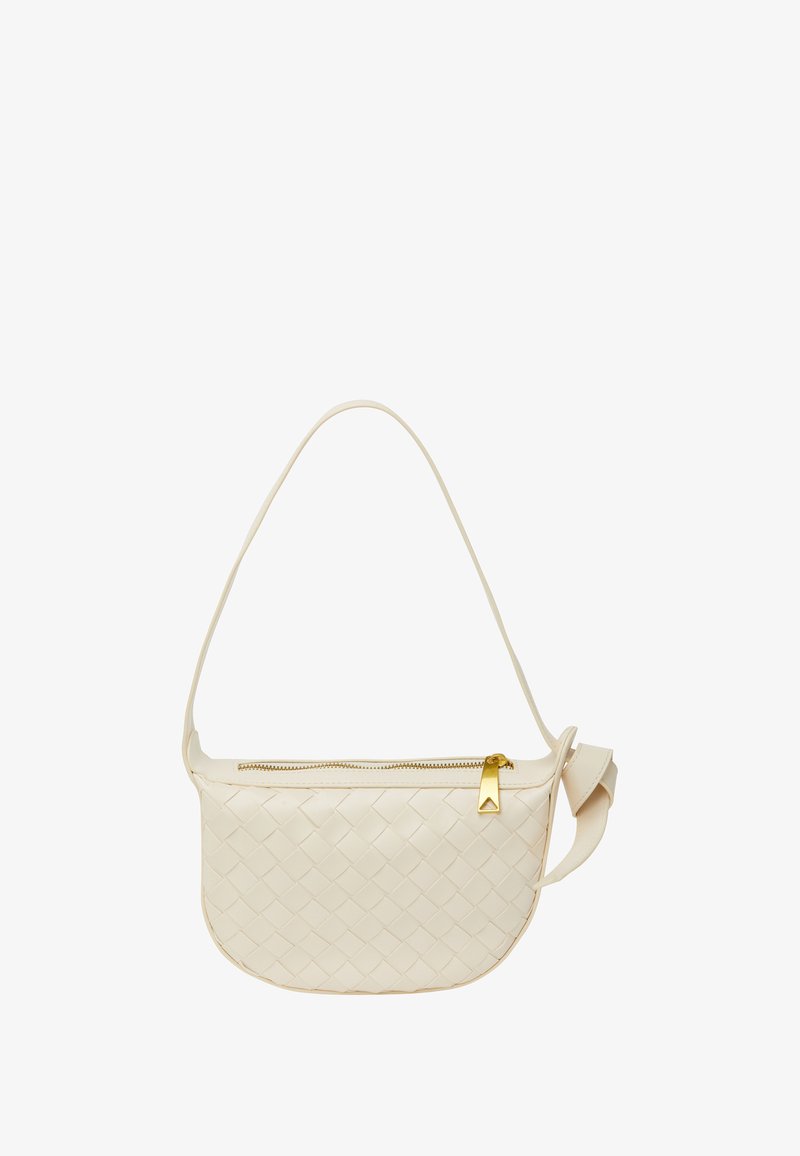 Vævet cremet læder skuldertaske med en buet form, guld lynlås hardware og en enkelt rem til skulder- eller crossbody-bæring.