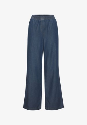 Weit geschnittene blaue Jeanshosen mit elastischem Bund, ohne sichtbare Taschen oder Verzierungen, dargestellt auf weißem Hintergrund.