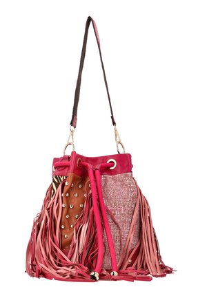 Sac seau rose et marron avec plusieurs textures, clous en métal, longues franges et une bandoulière amovible.
