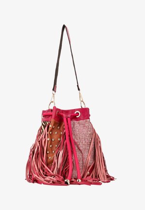 Roze en bruine bucketbag met meerdere texturen, metalen studs, lange franjes en een afneembare schouderriem.