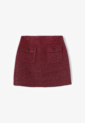 Czerwona mini spódnica z tkaniny tweedowej o teksturowanej powierzchni, z dwoma przednimi kieszeniami zapinanymi na czarne guziki i dopasowanym krojem.