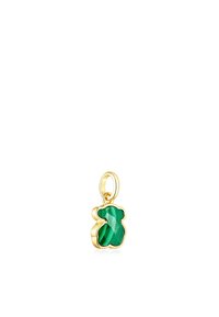 Charm en forma de oso dorado con incrustaciones de malaquita verde, con una superficie texturizada y un acabado suave y brillante. Pequeño anillo para su sujeción.