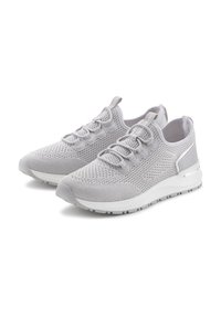 Helle graue Sportschuhe mit einem atmungsaktiven Mesh-Obermaterial, Schnürverschluss, verstärktem Fersenbereich, strukturiertem Sohlenprofil und dezenten Akzenten in einem dunkleren Grau.