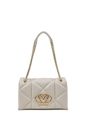 Borsa a tracolla in ecopelle bianca trapuntata con logo dorato e manico a catena. Presenta una forma rettangolare e un motivo geometrico.