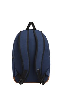 Marinblå ryggsäck i slitstarkt tyg med svarta remmar och en brun bottenaccent. Har ett handtag på toppen och ergonomisk design för komfort.