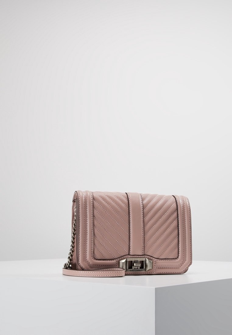 Gepolsterte, blush-pinke Leder-Umhängetasche mit silberner Hardware, einem abnehmbaren Kettenriemen und einem rechteckigen Flip-Lock-Verschluss.