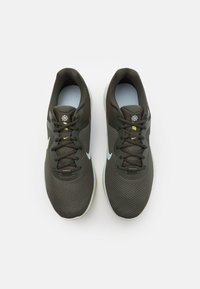 Nike Performance NIKE REVOLUTION 6 - Bėgimo batai plentui - cargo khaki/glacier blue/sequoia/light silver/yellow strike