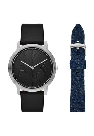 Zwarte metalen horloge met een gestructureerde zwarte wijzerplaat, zilveren wijzers en zilveren accenten. Inclusief een zwarte leren band en een blauwe denim band.