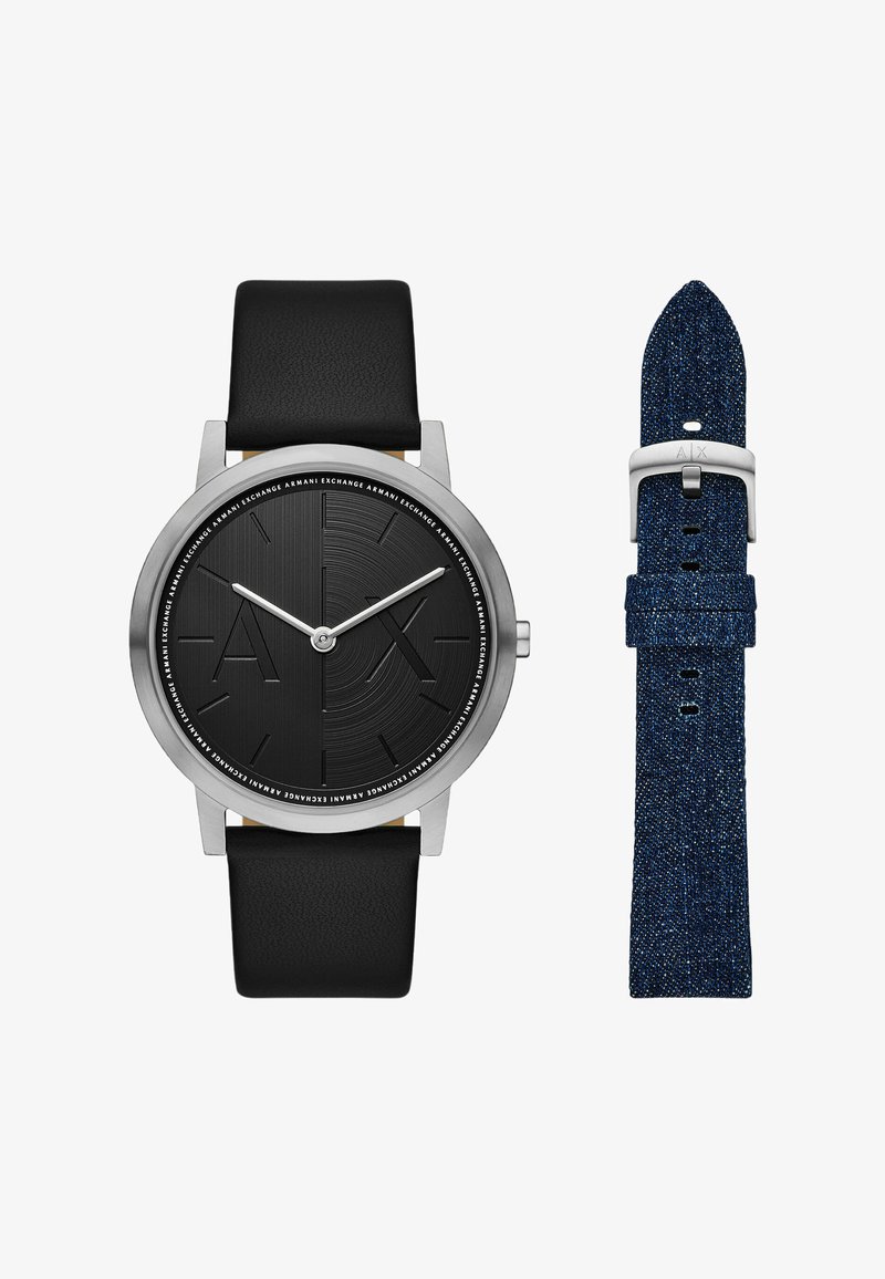 Reloj de metal negro con una esfera negra texturizada, manecillas plateadas y acentos plateados. Incluye una correa de cuero negra y una correa de denim azul.