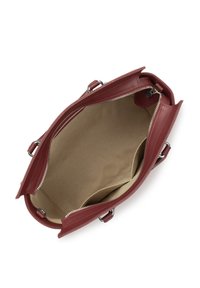 Borsa a tracolla in pelle bordeaux con hardware in argento, chiusura con zip e fodera in tessuto beige. L'interno presenta un comparto principale e minimi dettagli.