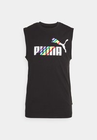 T-shirt noir sans manches avec un grand logo « PUMA » en blanc orné de rayures multicolores et une silhouette de puma blanche. Texture de tissu douce.