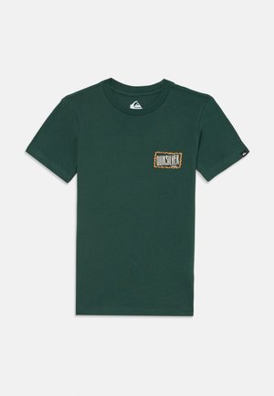 T-shirt de algodão verde com mangas curtas, apresentando um logótipo Quicksilver com contorno laranja no lado esquerdo do peito. Design clássico de gola redonda.