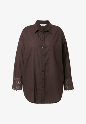 Brązowa koszula na guziki z długimi rękawami, ozdobiona haftowanymi koronkowymi akcentami na mankietach. Wykonana z lekkiego materiału o lekko luźnym kroju.