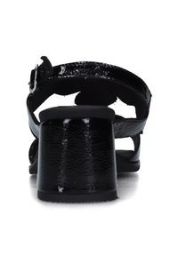 Sandali neri con tacco alto, superiore testurizzato, cinturino alla caviglia regolabile e tacco spesso. Finitura liscia e design open-toe.
