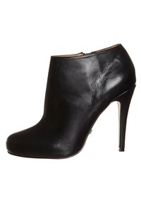 Czarny skórzany botek do kostki o gładkiej fakturze, lekko zaokrąglony nosek, wysoki szpilkowy obcas i subtelne przeszycia z tyłu.
