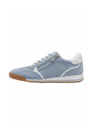 Lichtblauwe sneakers met een bovenwerk van mesh en witte leren accenten. Voorzien van een zilveren rits en een rubberen zool met een textuur voor meer grip.