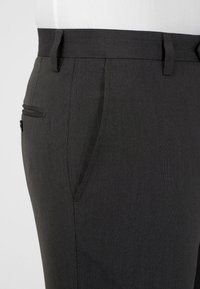 Graue Hose aus strukturiertem Stoff, mit flachem Vorderteil, seitlichen Taschen und slim fit. Der Bund ist glatt und verfügt über Gürtelschlaufen.