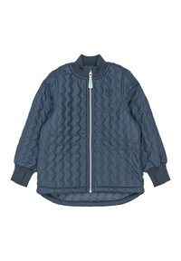 Prešívaná bomber bunda v tmavom modrom odtieni, s vysokým golierom, rebrovanými manžetami a predným zipsom s detailom loga.