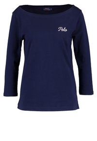 Námořnické modré tričko s dlouhým rukávem a lodičkovým výstřihem, bílý nápis "Polo" na levé části hrudi a štítek "Polo Ralph Lauren" uvnitř límečku.