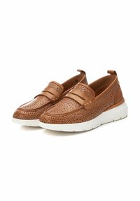 Scarpe slip-on in pelle marrone perforata con design a doppia cinturino e suola in gomma bianca. Presentano dettagli testurizzati e accenti hardware sottili.